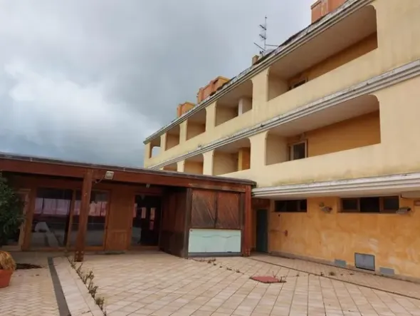 #12269 Albergo con piscina e pertinenze