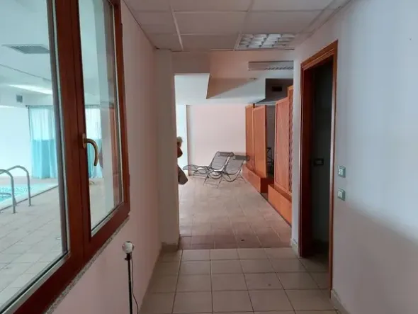 #12269 Albergo con piscina e pertinenze