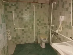 #12269 Albergo con piscina e pertinenze