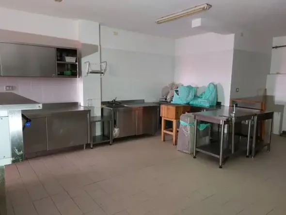 #12269 Albergo con piscina e pertinenze