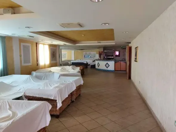#12269 Albergo con piscina e pertinenze