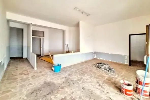 #25523 Ambienti direzionali al piano terra con portico