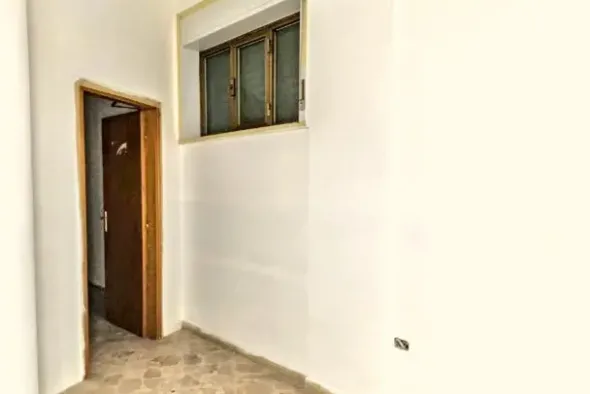 #25523 Ambienti direzionali al piano terra con portico
