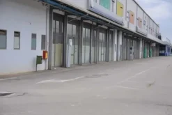 #14775 Ampio salone espositivo e aree urbane