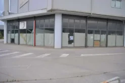 #14775 Ampio salone espositivo e aree urbane