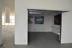 #14775 Ampio salone espositivo e aree urbane