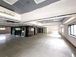 #20828 Ampio ufficio al piano primo in contesto commerciale
