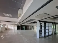 #20828 Ampio ufficio al piano primo in contesto commerciale