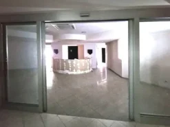 #20828 Ampio ufficio al piano primo in contesto commerciale