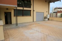 #14855 Ampio ufficio con lastrici e quattro garage