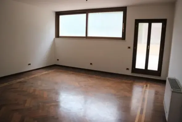 #14855 Ampio ufficio con lastrici e quattro garage