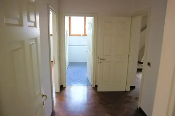 #14855 Ampio ufficio con lastrici e quattro garage