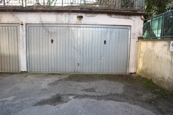 #14855 Ampio ufficio con lastrici e quattro garage