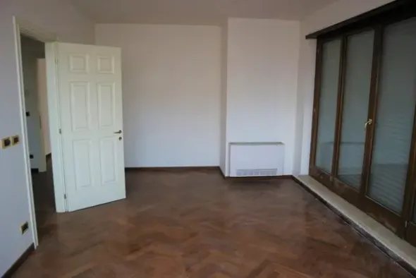 #14855 Ampio ufficio con lastrici e quattro garage