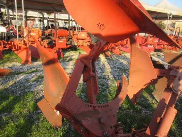 149#7085 Aratro bivomere hp 200