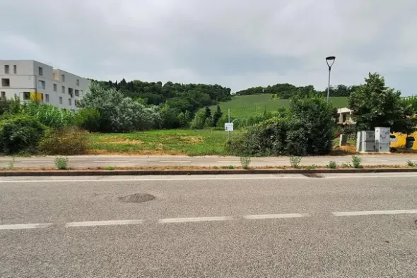 #24077 Area edificabile di 886 mq in zona residenziale