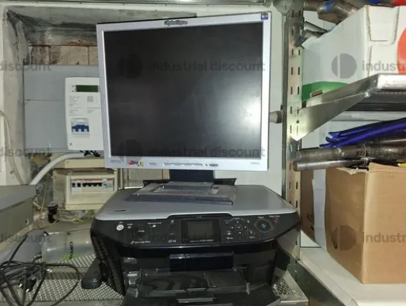 19#10154 Arredamento negozio e attrezzatura informatica