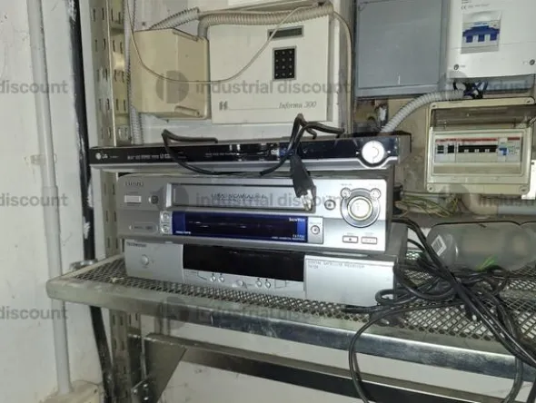 19#10154 Arredamento negozio e attrezzatura informatica
