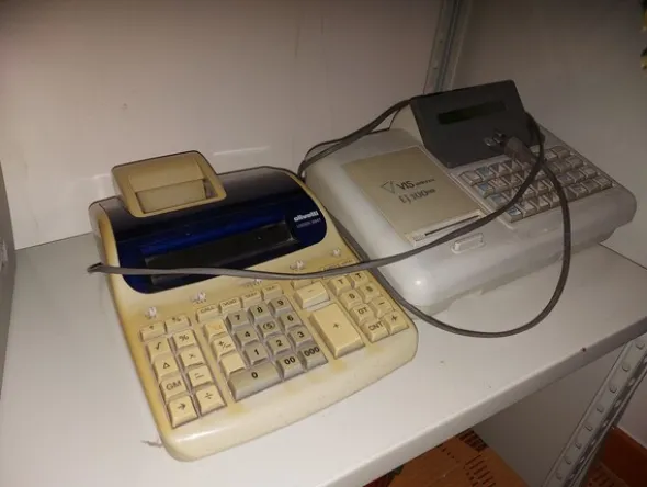 4#7853 Arredi da ufficio e attrezzature elettroniche
