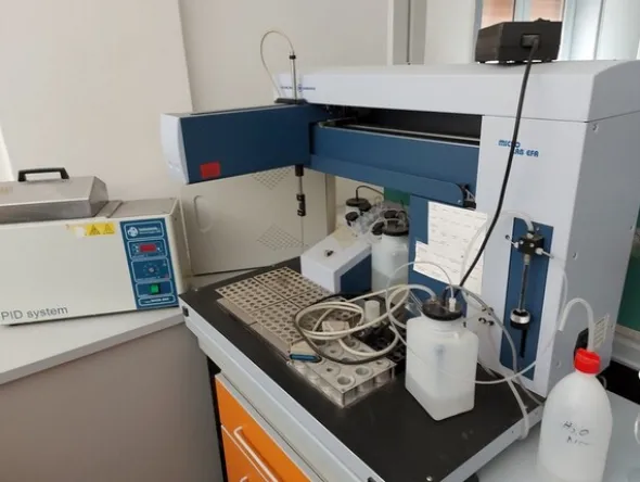 1#5831 Arredi e attrezzature da laboratorio