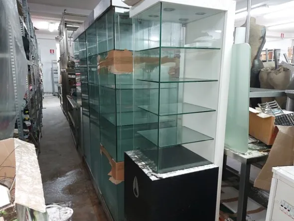 3#7660 Arredi e attrezzature per negozio abbigliamento