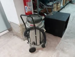 3#7660 Arredi e attrezzature per negozio abbigliamento