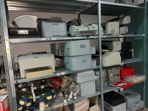 3#7660 Arredi e attrezzature per negozio abbigliamento