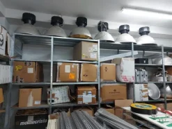 3#7660 Arredi e attrezzature per negozio abbigliamento