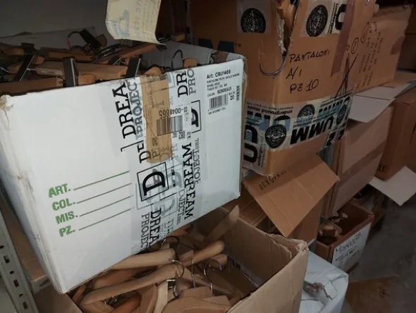 3#7660 Arredi e attrezzature per negozio abbigliamento