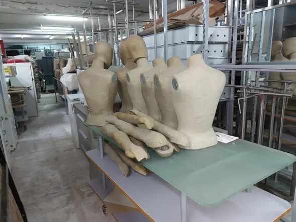 3#7660 Arredi e attrezzature per negozio abbigliamento