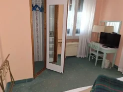 2#8574 Arredi e attrezzature per ristorazione e hotel
