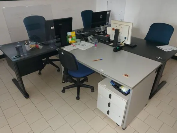 2#8670 Arredo da ufficio ed attrezzature
