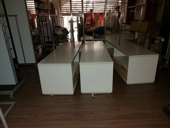 24#7897 Arredo e attrezzature negozio abbigliamento