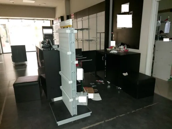 18#7897 Arredo e attrezzature negozio abbigliamento