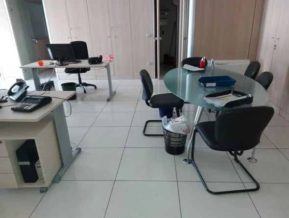 25#7897 Arredo e attrezzature ufficio