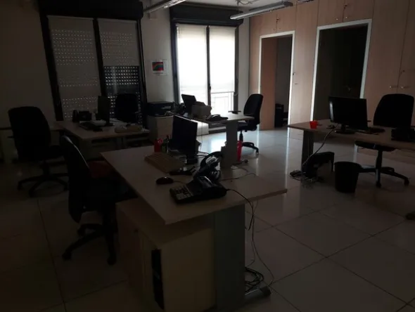 25#7897 Arredo e attrezzature ufficio