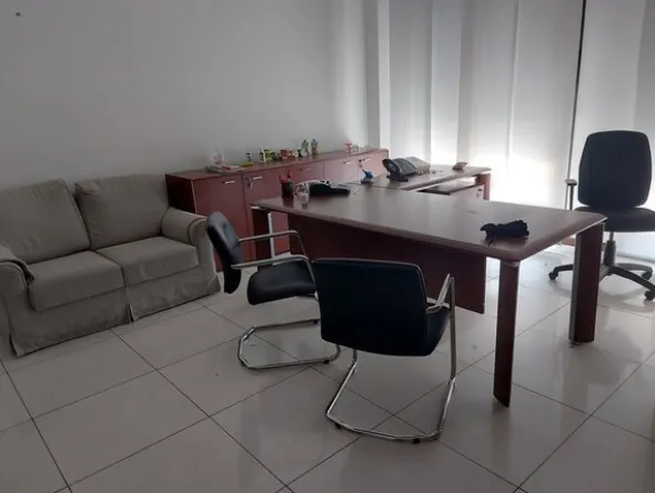 25#7897 Arredo e attrezzature ufficio