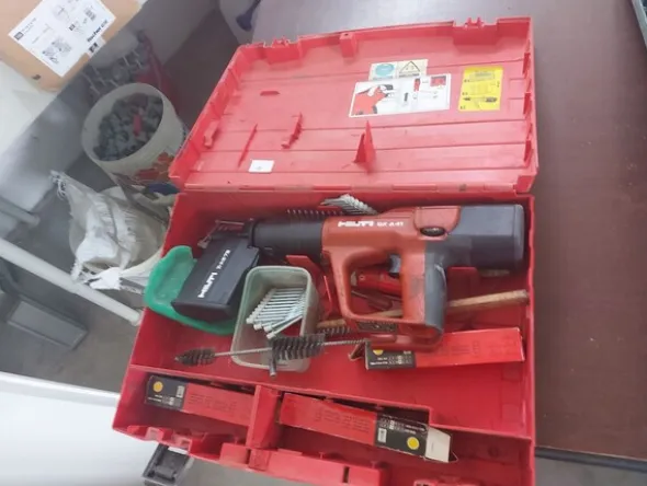 1#8353 Attrezzatura edile e mobili da ufficio