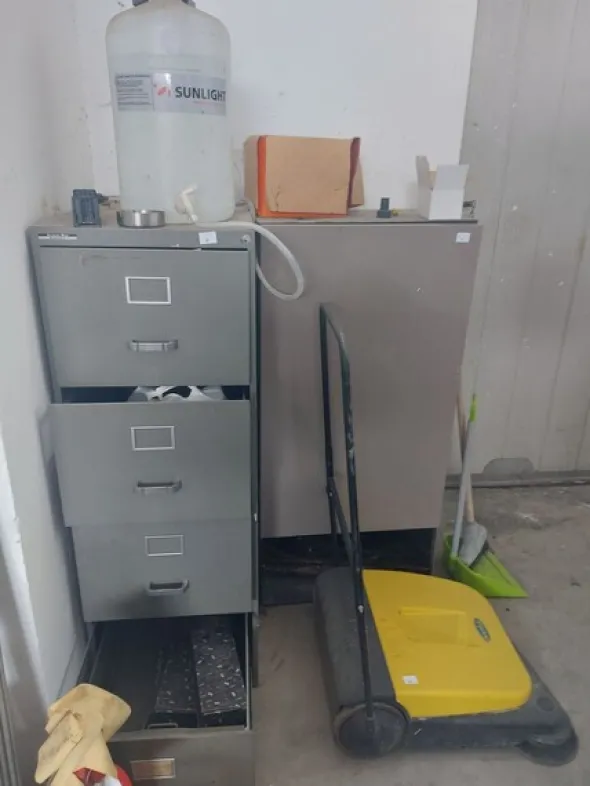1#8353 Attrezzatura edile e mobili da ufficio