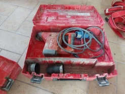 2#7003 Attrezzatura edile e mobili per ufficio