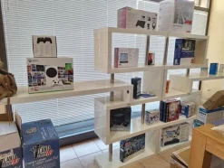 1#8661 Attrezzatura elettronica e arredamento negozio