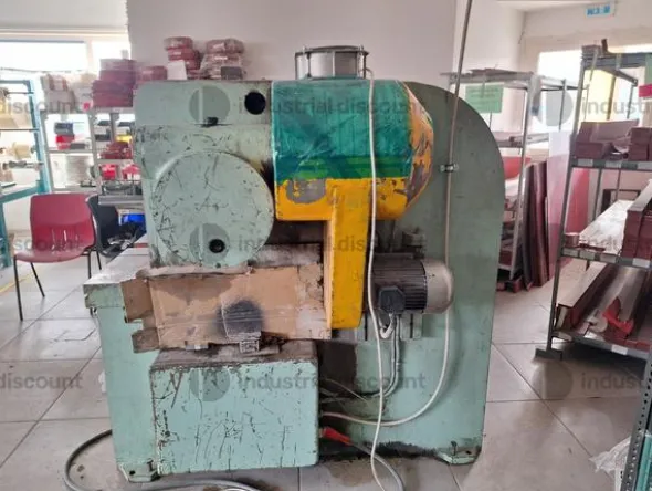 11#10261 Attrezzatura elettronica, meccanica, scaffalature