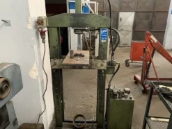 23#6947 Attrezzatura per officina