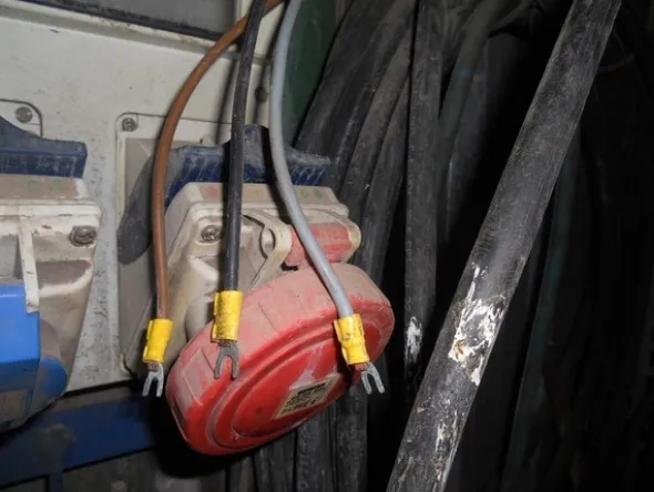 16#7053 Attrezzatura per officina meccanica