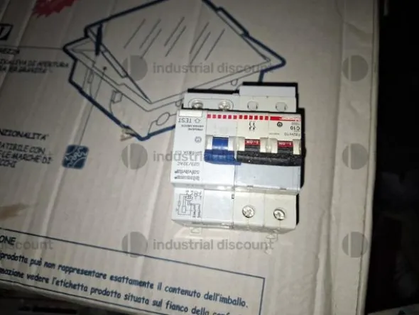 1#9764 Attrezzature, materiale di consumo e minuteria da elettricista, arredi da ufficio e scaffalature
