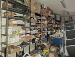 1#9764 Attrezzature, materiale di consumo e minuteria da elettricista, arredi da ufficio e scaffalature