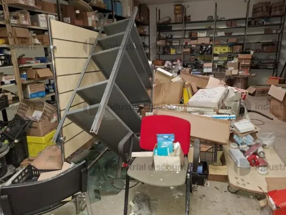 1#9764 Attrezzature, materiale di consumo e minuteria da elettricista, arredi da ufficio e scaffalature