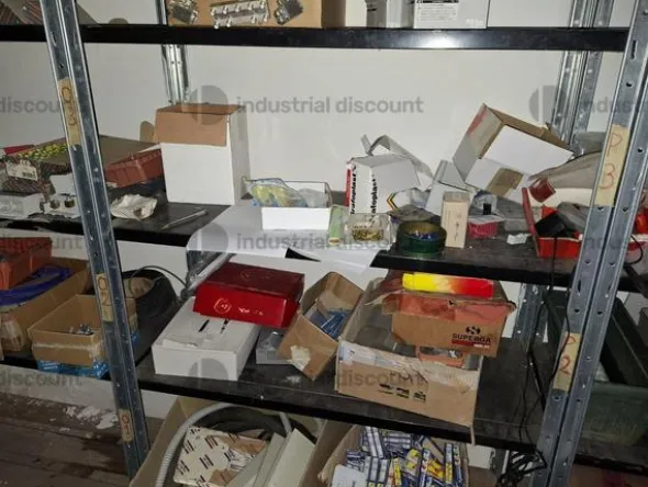 1#9764 Attrezzature, materiale di consumo e minuteria da elettricista, arredi da ufficio e scaffalature