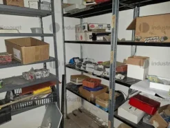1#9764 Attrezzature, materiale di consumo e minuteria da elettricista, arredi da ufficio e scaffalature