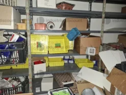 1#9764 Attrezzature, materiale di consumo e minuteria da elettricista, arredi da ufficio e scaffalature